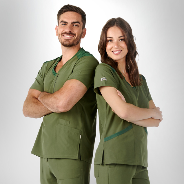 homme en blouse m&eacute;dicale couleur canard et femme en blouse blanche